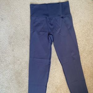 Leggings with cinched butt detail